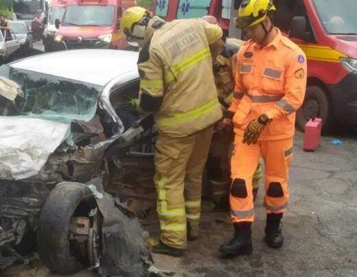 MG: acidente envolvendo dois veÃ­culos deixa 4 feridos na BR-381