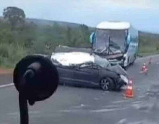 Quatro pessoas morrem em acidente com Ã´nibus e carro na BR-135