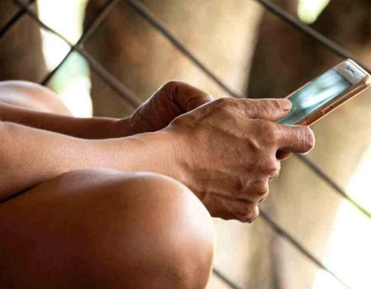 ConheÃ§a os riscos para as mÃ£os de passar muito tempo no celular