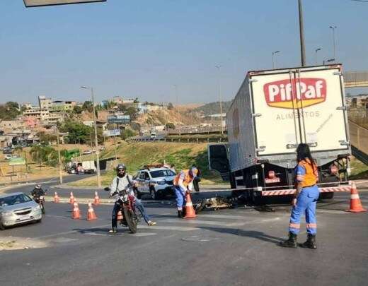 Grande BH: acidente com caminhÃ£o e moto mata uma pessoa