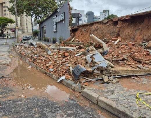 Chuva em BH: muro de igreja cai em cima de trÃªs carros