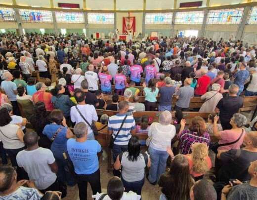 FÃ©, devoÃ§Ã£o e benÃ§Ã£os: fiÃ©is celebram dia de SÃ£o Judas Tadeus em BH