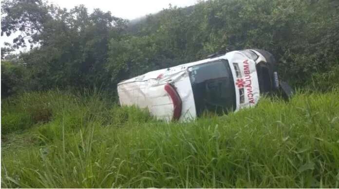 BR-381: ambulÃ¢ncia capota e quatro pessoas ficam feridas em Santa Luzia