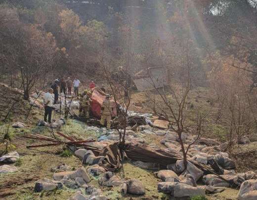 Caminhoneiro sobrevive ao despencar com veÃ­culo em ribanceira de 30m em MG