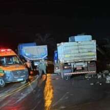 Duas pessoas morrem em batida com carretas na BR-356