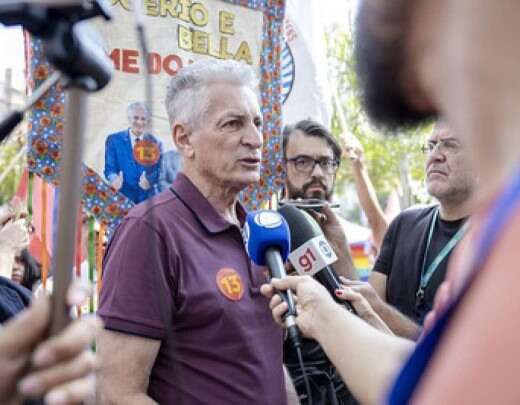 RogÃ©rio Correia distribui livros em BH e celebra 103 anos de Paulo Freire