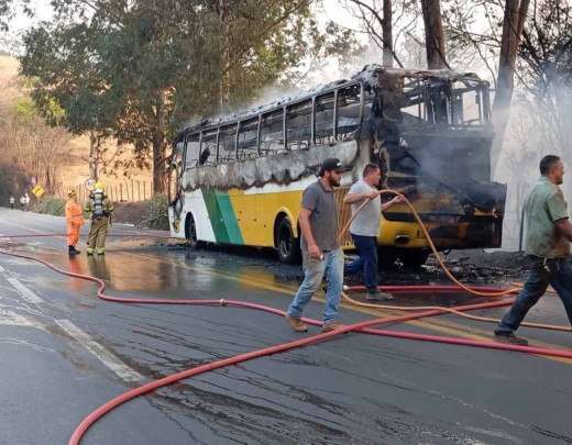 Bombeiros combatem incÃªndio em Ã´nibus de viagem na BR-381