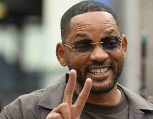 Will Smith chega ao Brasil e troca presentes com fÃ£: âjÃ¡ sentindo o amorâ