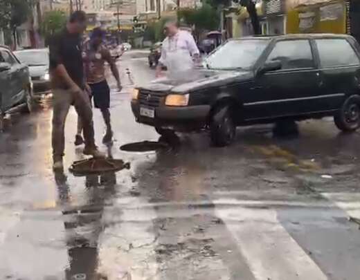 Carro cai em bueiro destampado na Avenida Francisco SÃ¡, em BH