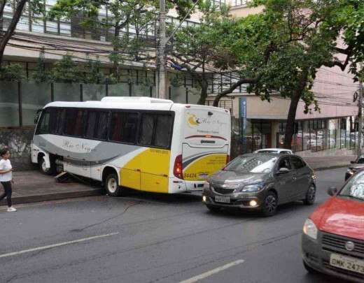 BH: micro-Ã´nibus perde controle e atinge muro de prÃ©dio da Receita Federal