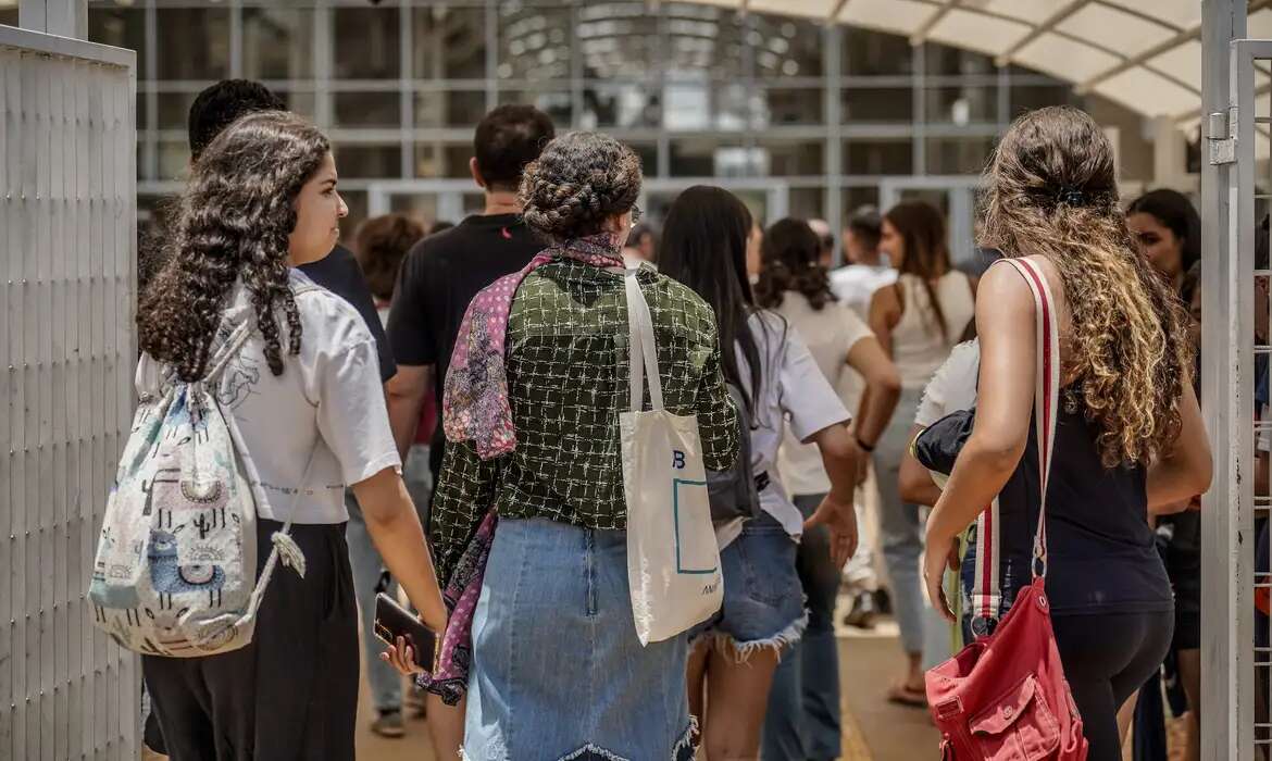 Mais de 30 mil alunos de MG terÃ£o transporte e hospedagem no dia do Enem