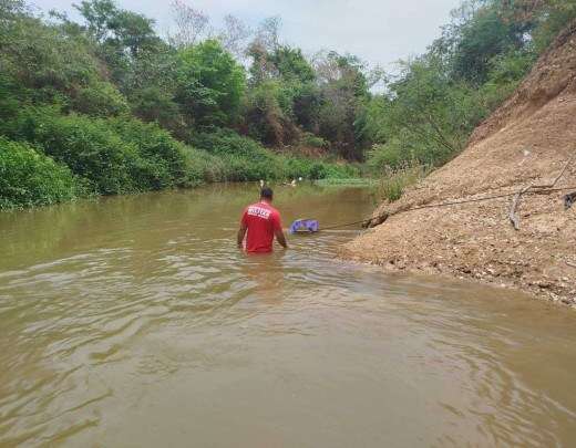 Pescador some nas Ã¡guas do Rio Verde Grande, em Minas Gerais