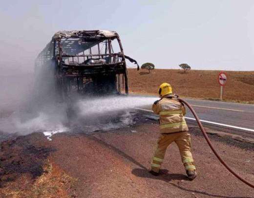 MG: Ãnibus com destino a Pernambuco Ã© destruÃ­do pelas chamas