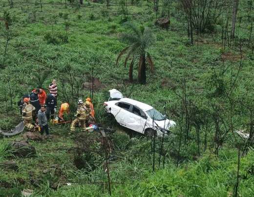 Carro cai de uma altura de 30 metros na BR-381