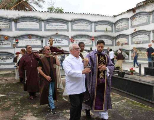 Irmandade participa de ritual bicentenÃ¡rio em cemitÃ©rio na Grande BH