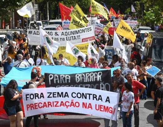 Servidores da EducaÃ§Ã£o protestam contra Zema no entorno da ALMG