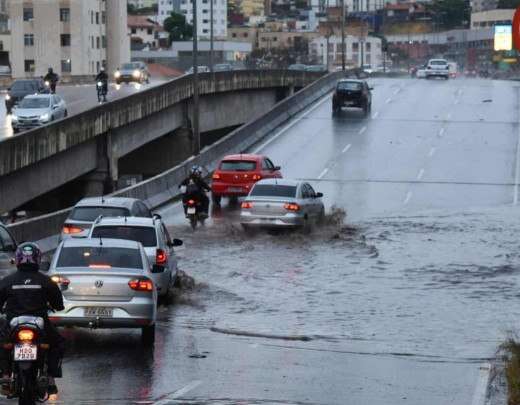 Chuvas fortes em BH: Defesa Civil emite alerta de risco geolÃ³gico