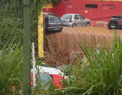 Muro desaba e carros sÃ£o arrastados durante chuva no Barreiro, em BH