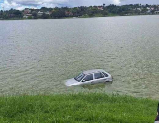 Motorista passa mal e cai com o carro dentro da Lagoa da Pampulha, em BH