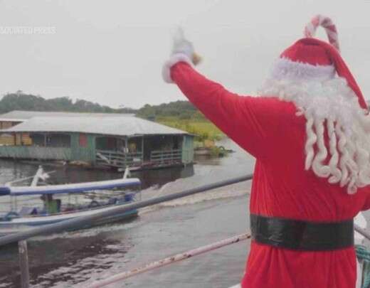 Papai Noel atravessa rio e leva presentes para crianÃ§as ribeirinhas