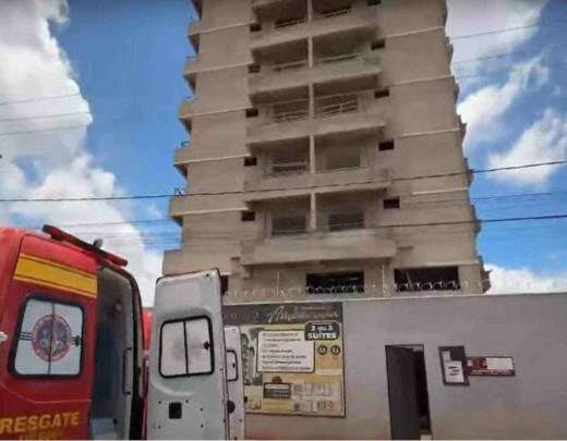 Elevador de obra cai, mata um trabalhador e deixa outro ferido