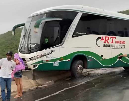 Ãnibus derrapa, bate em carreta e para em mureta de concreto da BR 251