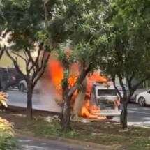 Kombi pega fogo e assusta motoristas em Belo Horizonte