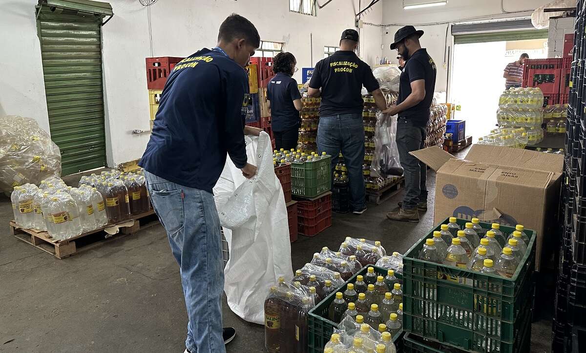 Procon apreende 15 mil litros de cachaÃ§a envasados irregularmente