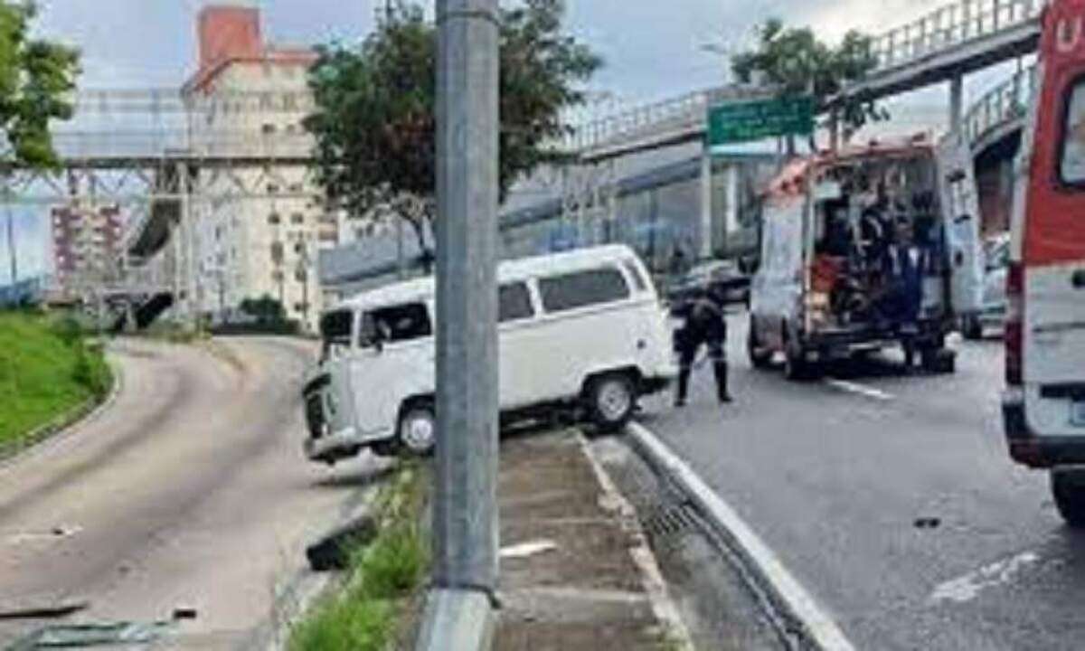 Carro bate em poste e ladrÃ£o leva a carga