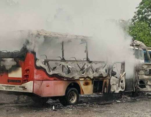 IncÃªndio atinge caminhÃµes e micro-Ã´nibus em Montes Claros