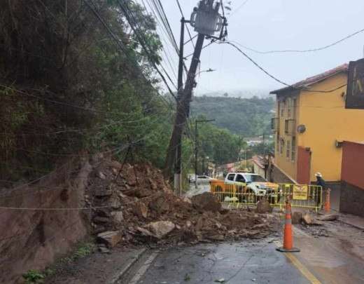 Deslizamento de terra interdita rua em Ouro Preto e deixa moradores sem luz