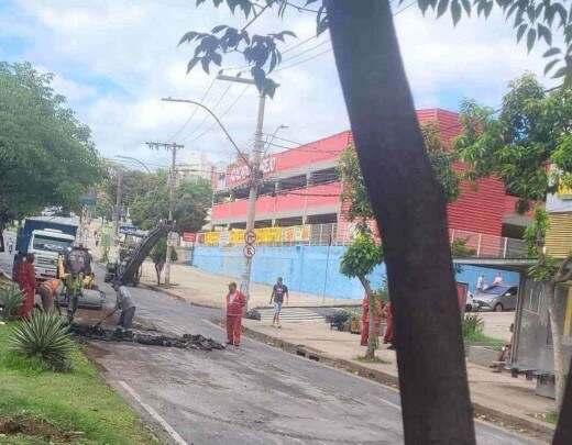 Obra para arrumar estrago da chuva em avenida de BH deixa o trÃ¢nsito lento