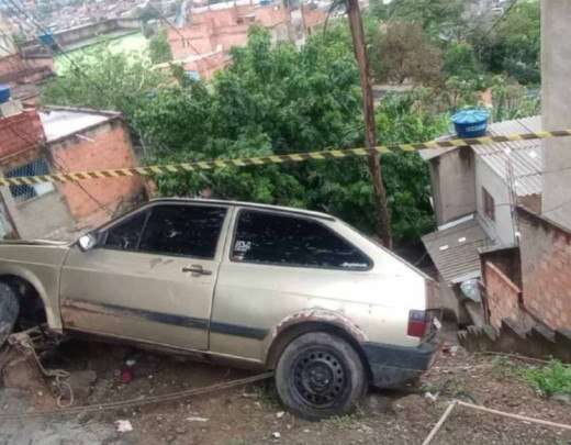 Motorista perde o controle e carro fica pendurado em barranco