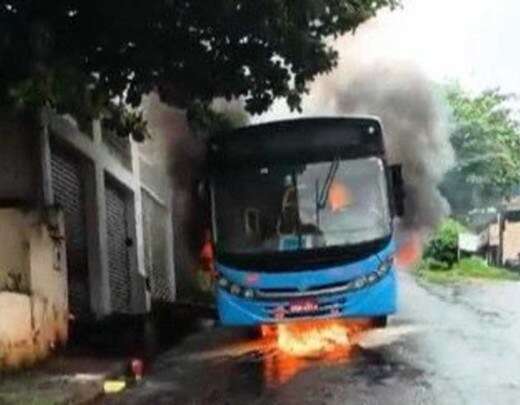 MG: Ã´nibus pega fogo e fica completamente destruÃ­do