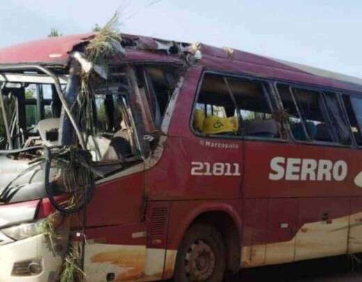 Ãnibus de viagem bate e 11 pessoas ficam feridas na MG-010