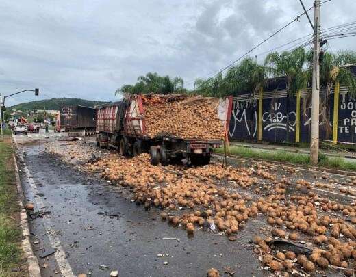 Acidente com caminhÃµes e carros espalha cocos e fecha Via Expressa