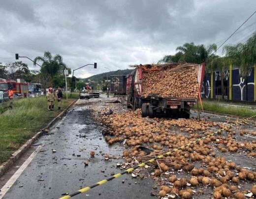 Via Expressa de Contagem continua interdita cinco horas apÃ³s acidente