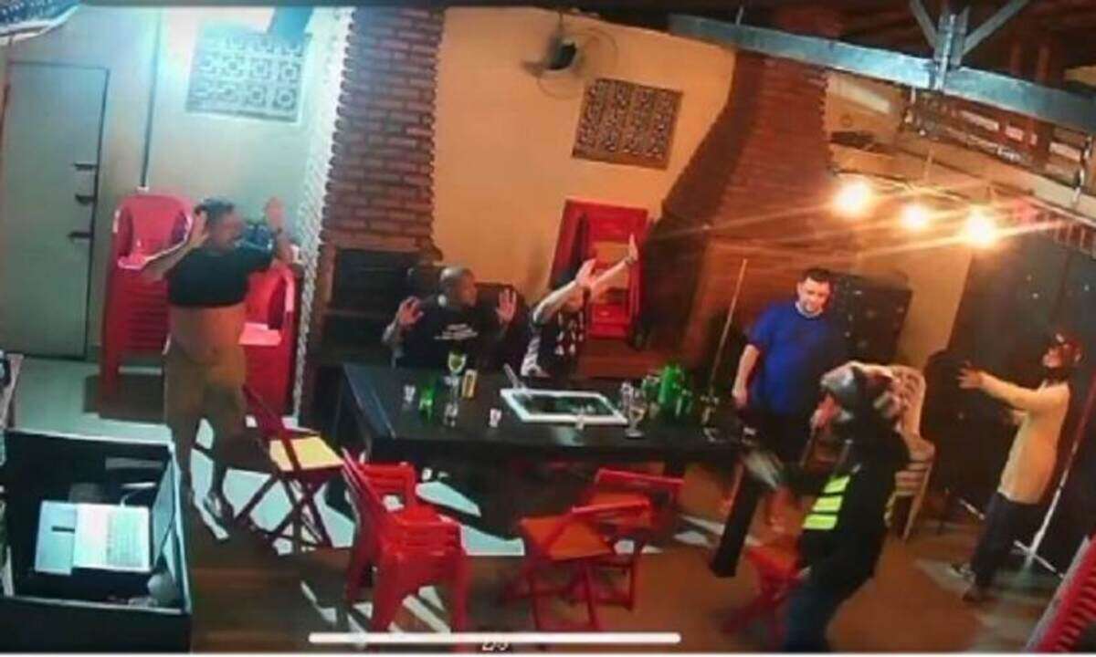 VÃ­deo: ladrÃµes roubam fregueses em bar de Governador Valadares