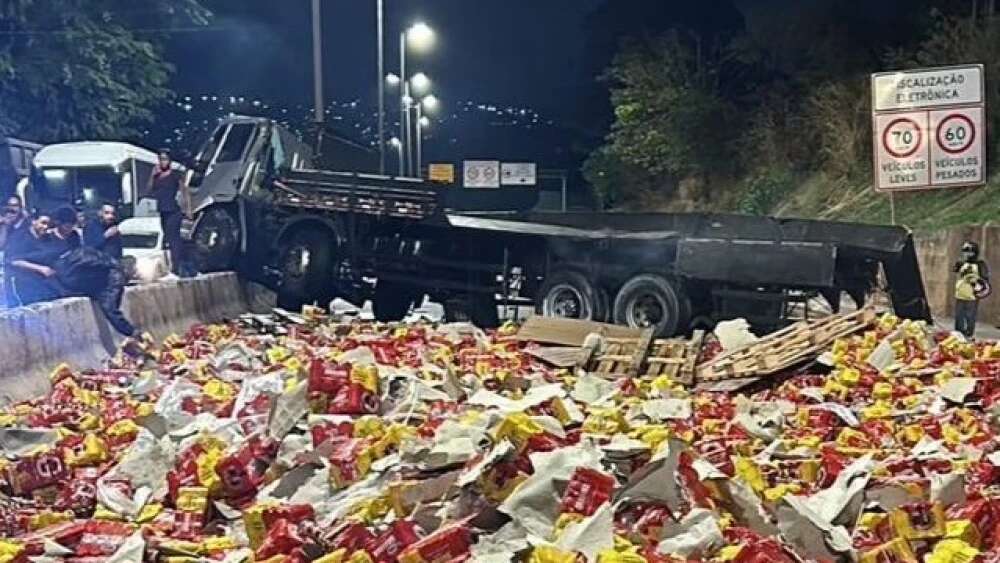 CaminhÃ£o de cerveja tomba no Anel RodoviÃ¡rio e interdita pista na madrugada