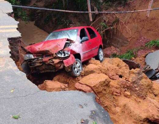 VÃ­timas engolidas por cratera em BR voltavam de baile da terceira idade