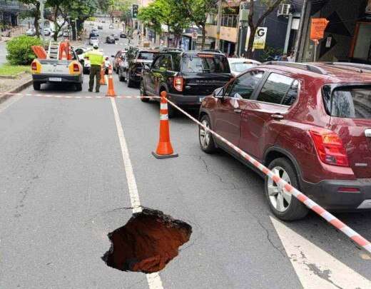 VÃ­deo: buraco na Avenida do Contorno causa lentidÃ£o no trÃ¢nsito