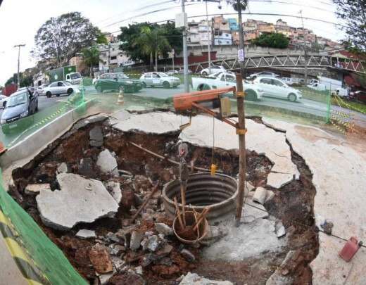 Cratera se abre na Avenida Nossa Senhora do Carmo, em BH