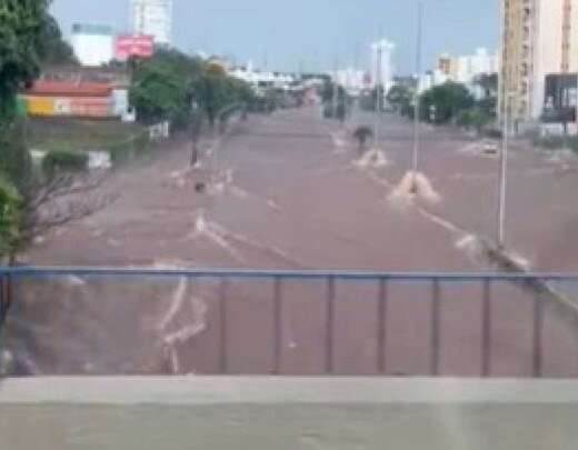 UberlÃ¢ndia: chuva deixa ruas alagadas e pessoas ilhadas