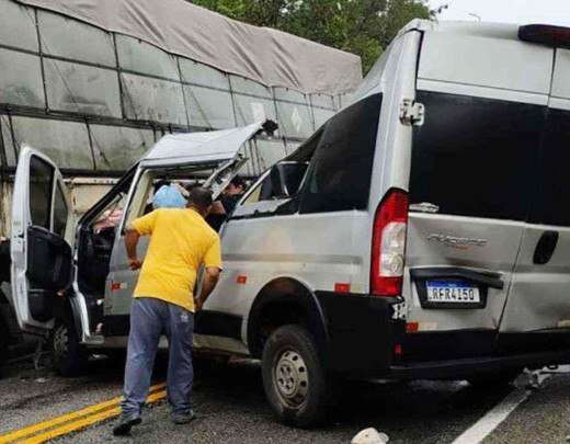 Van bate em carreta parada matando dois e ferindo sete