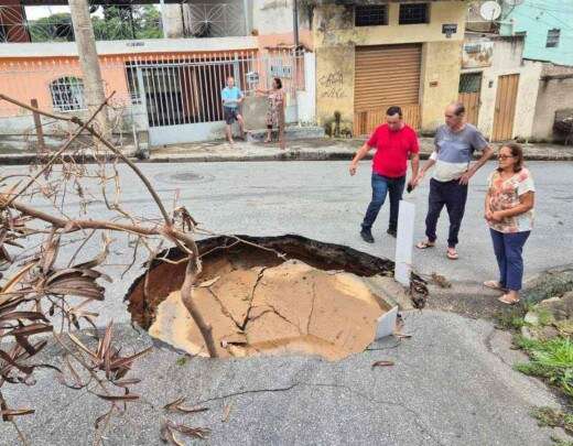 Cratera em BH prejudica trÃ¢nsito, assusta pedestres e preocupa comerciantes