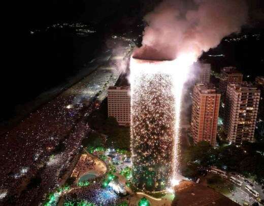 Cascata de fogos 'veste de luzes' hotel carioca e emociona no RÃ©veillon