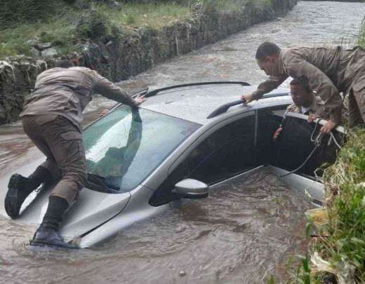 Idoso Ã© resgatado de carro que caiu em rio de Betim