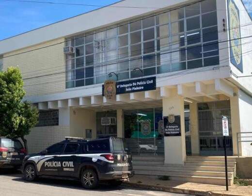 Homem espanca cachorro, namorada filma, e casal termina indiciado em MG