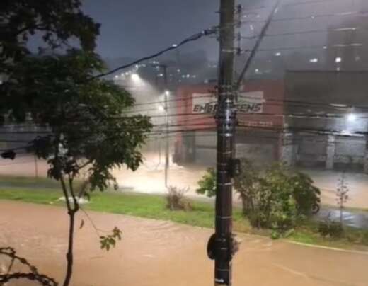 BH: Avenida Vilarinho Ã© bloqueada por causa da chuva