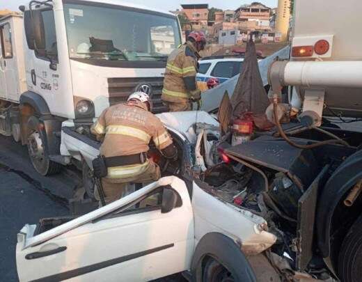 Carro fica prensado entre caminhÃµes no Anel RodoviÃ¡rio